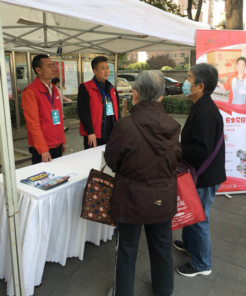 四通搬家公司業務員為居民細心講解樓層收費